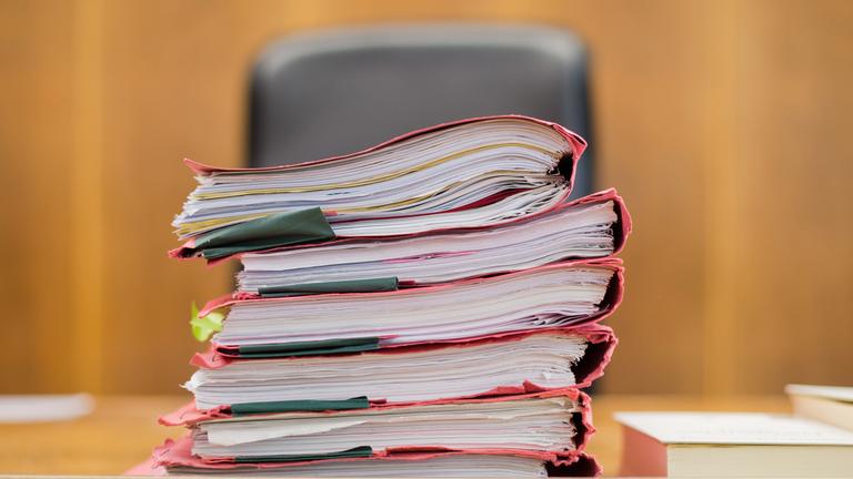 Prozessakten in einem Gerichtssaal