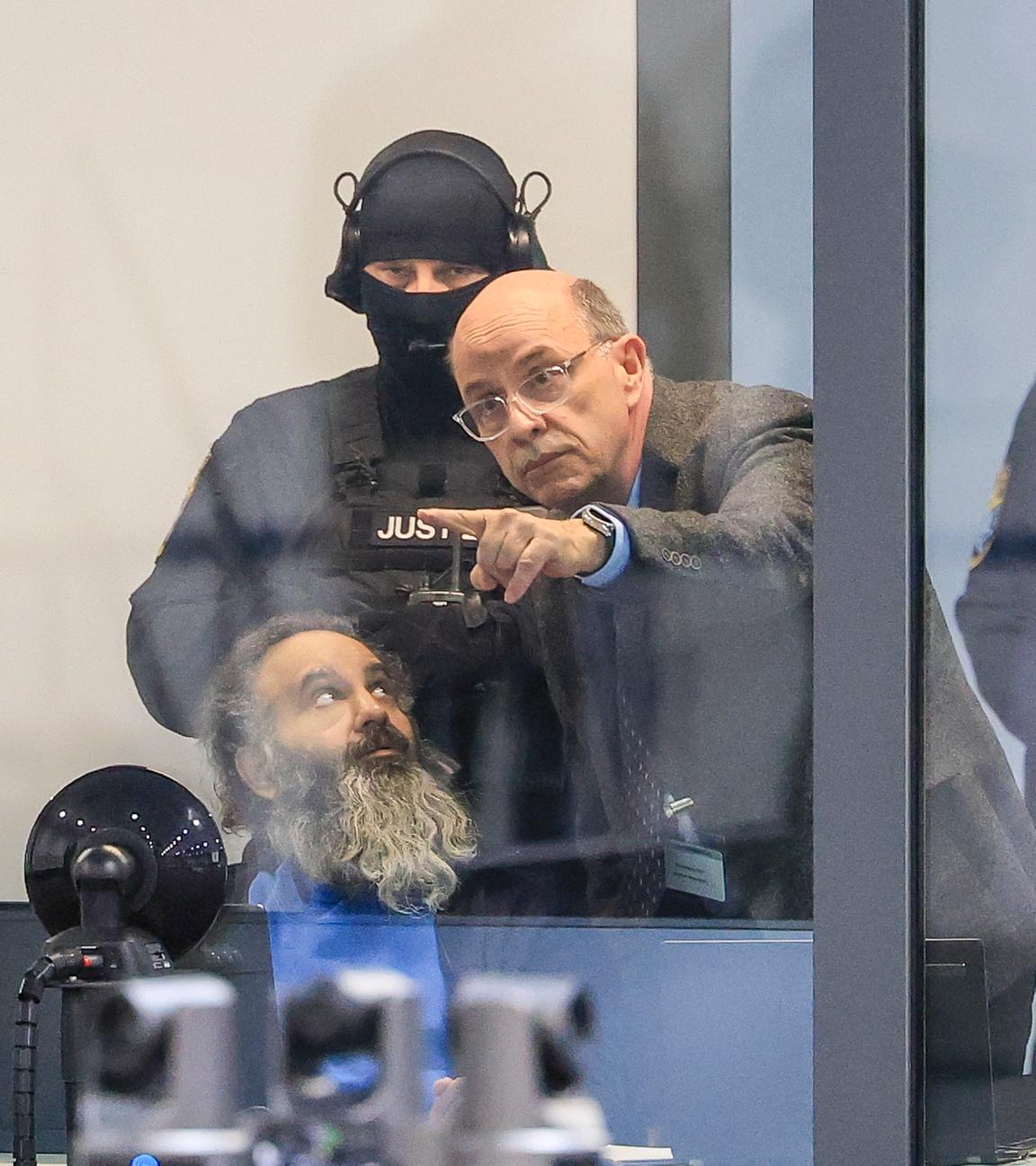 Der Angeklagte Taleb al-Abdulmohsen spricht mit einem Dolmetscher zu Prozessbeginn in einem kugelsicheren Glaskasten im Gerichtssaal im temporären Gerichtsgebäude des Landgerichtes Magdeburg.