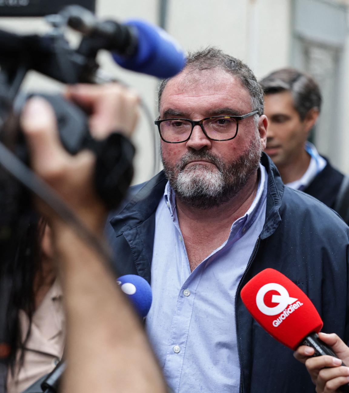 Frankreich, Besancon: Der ehemalige französische Anästhesist Frederic Pechier spricht am Tag der Eröffnung seines Prozesses, bei seiner Ankunft im Gerichtsgebäude von Besancon im Nordosten Frankreichs zur Presse.
