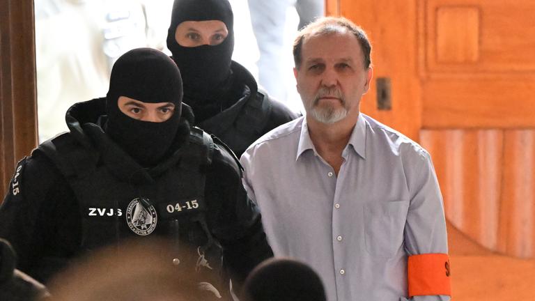 Slowakei, Banska Bystrica: Der Angeklagte Juraj C. (r) wird zur Hauptverhandlung ins Gerichtsgebäude eskortiert.