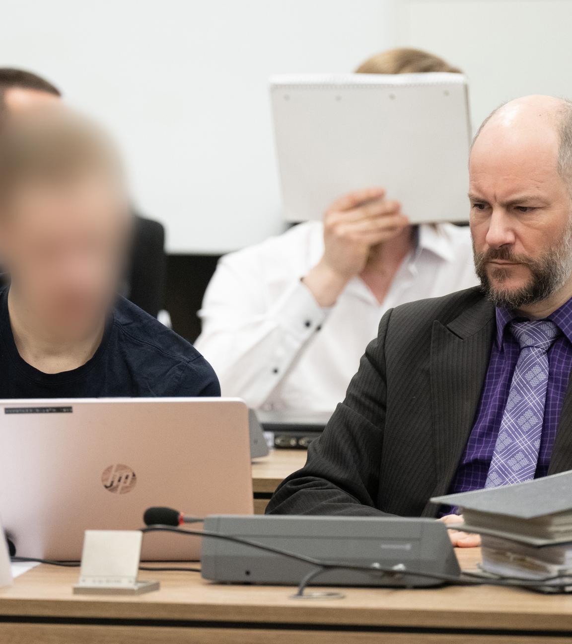 Ein Angeklagter im Prozess gegen insgesamt acht mutmaßlich militante Neonazis sitzt im Oberlandesgericht neben Martin Kohlmann (r), Rechtsanwalt. 