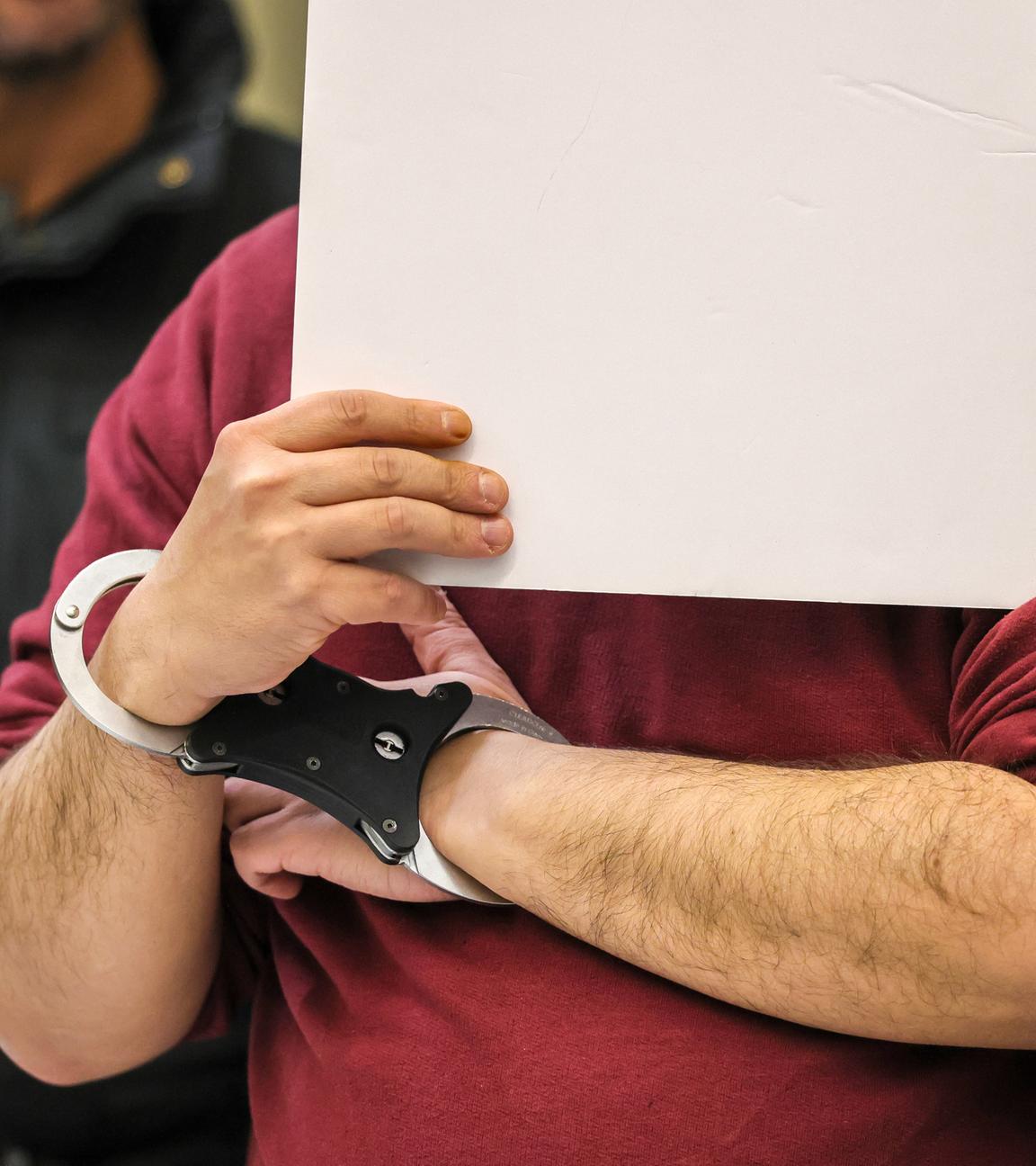 Der Angeklagte Alexander S. betritt den Gerichtssaal zu Beginn seines Prozesses vor dem Landgericht Mannheim am 31.10.2025. 