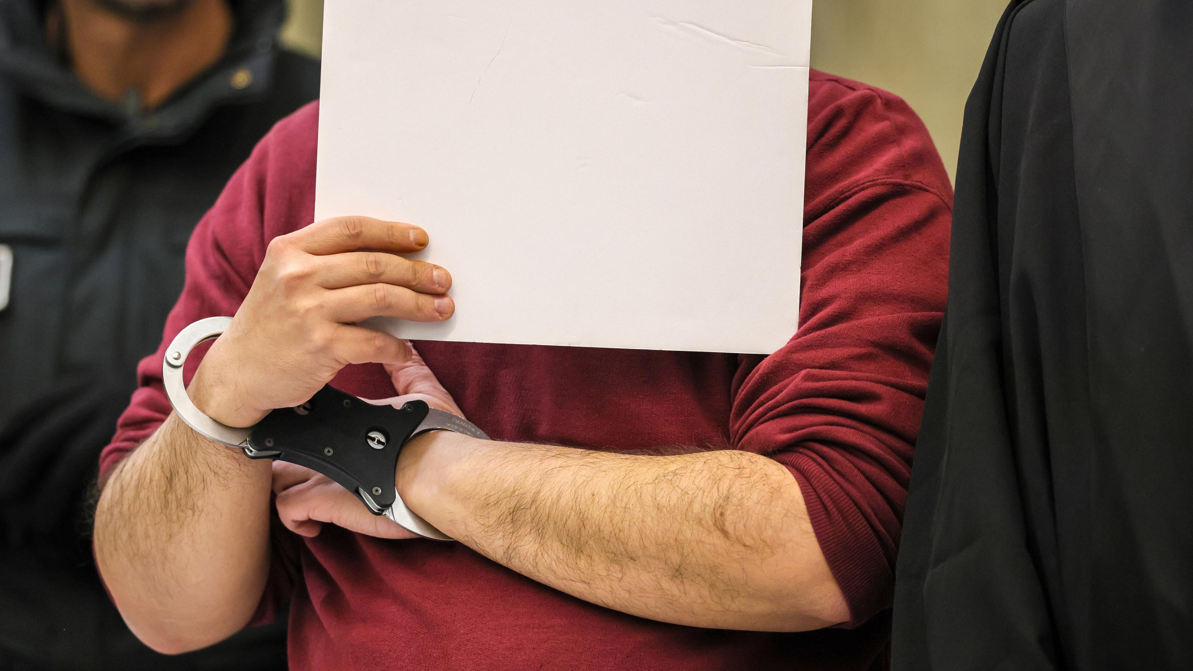 Der Angeklagte Alexander S. betritt den Gerichtssaal zu Beginn seines Prozesses vor dem Landgericht Mannheim am 31.10.2025. 