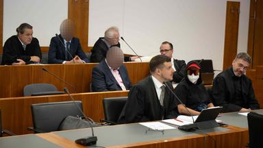 Angeklagte sitzen im Prozess um den Lebensmittelskandal beim früheren Wurstwarenhersteller Wilke im Landgericht.