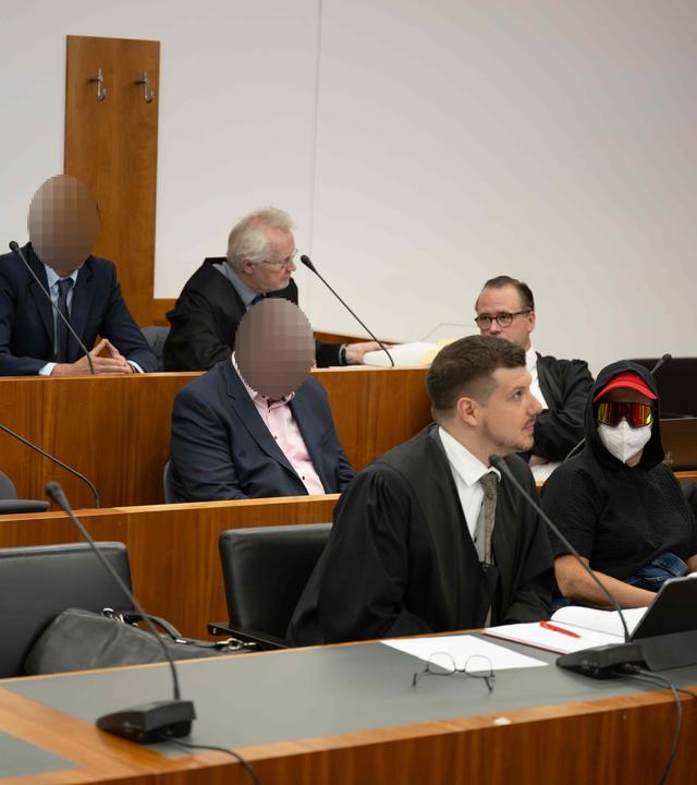 Angeklagte sitzen im Prozess um den Lebensmittelskandal beim früheren Wurstwarenhersteller Wilke im Landgericht.