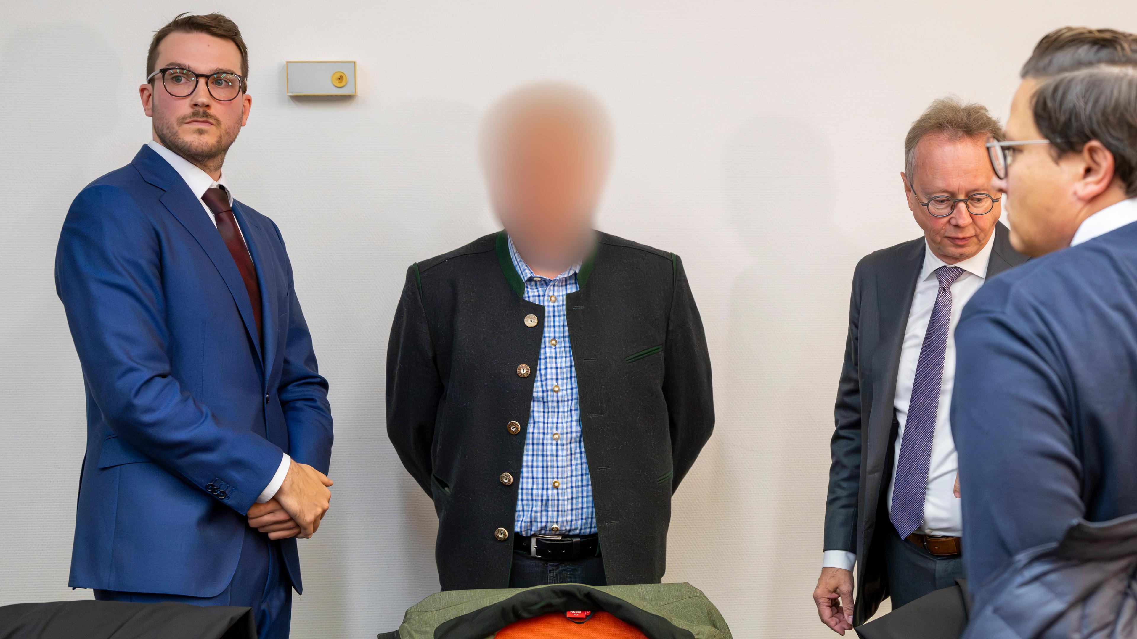 Darauf ist der Angeklagte des Prozesses zu sehen, dessen Gesicht unkenntlich gemacht wurde. 