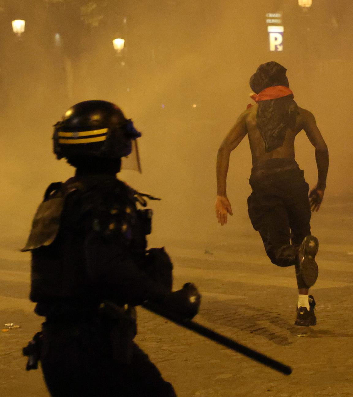 Ein Polizist jagt einen Störer nach dem Champions League Finale in Paris am 01.06.2025.