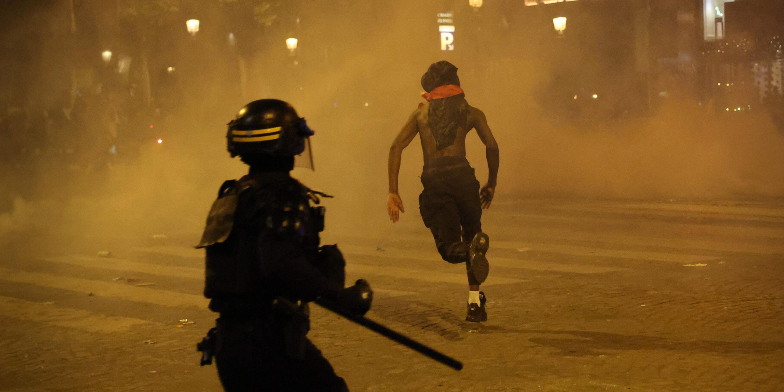 Ein Polizist jagt einen Störer nach dem Champions League Finale in Paris am 01.06.2025.