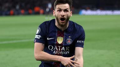 Paris Saint-Germains Stürmer Chwitscha Kwarazchelia (aka Khvicha Kvaratskhelia) zeigt mit den Fingern der rechten Hand an, dass er im Spiel gegen Bayern zwei Tore geschossen hat.