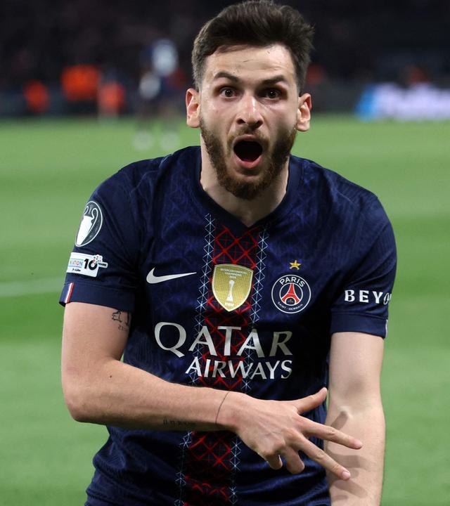 Paris Saint-Germains Stürmer Chwitscha Kwarazchelia (aka Khvicha Kvaratskhelia) zeigt mit den Fingern der rechten Hand an, dass er im Spiel gegen Bayern zwei Tore geschossen hat.