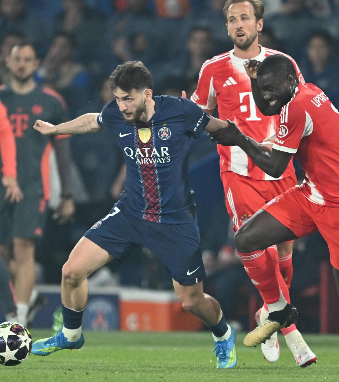 Halbfinal-Hinspiel, Paris St. Germain - FC Bayern München: Chwitscha Kwarazchelia (aka Khvicha Kvaratskhelia) und Dayot Upamecano im Zweikampf
