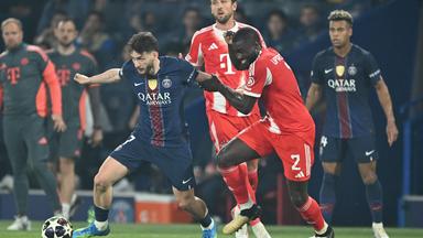 Halbfinal-Hinspiel, Paris St. Germain - FC Bayern München: Chwitscha Kwarazchelia (aka Khvicha Kvaratskhelia) und Dayot Upamecano im Zweikampf
