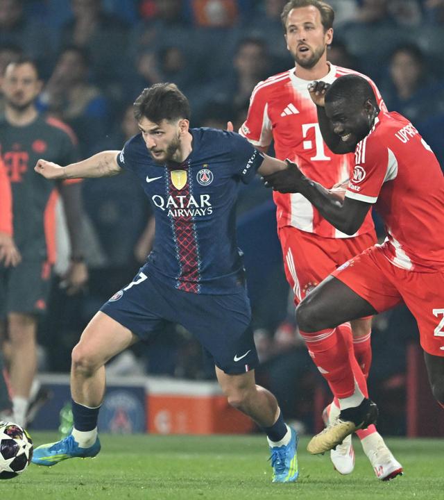 Halbfinal-Hinspiel, Paris St. Germain - FC Bayern München: Chwitscha Kwarazchelia (aka Khvicha Kvaratskhelia) und Dayot Upamecano im Zweikampf