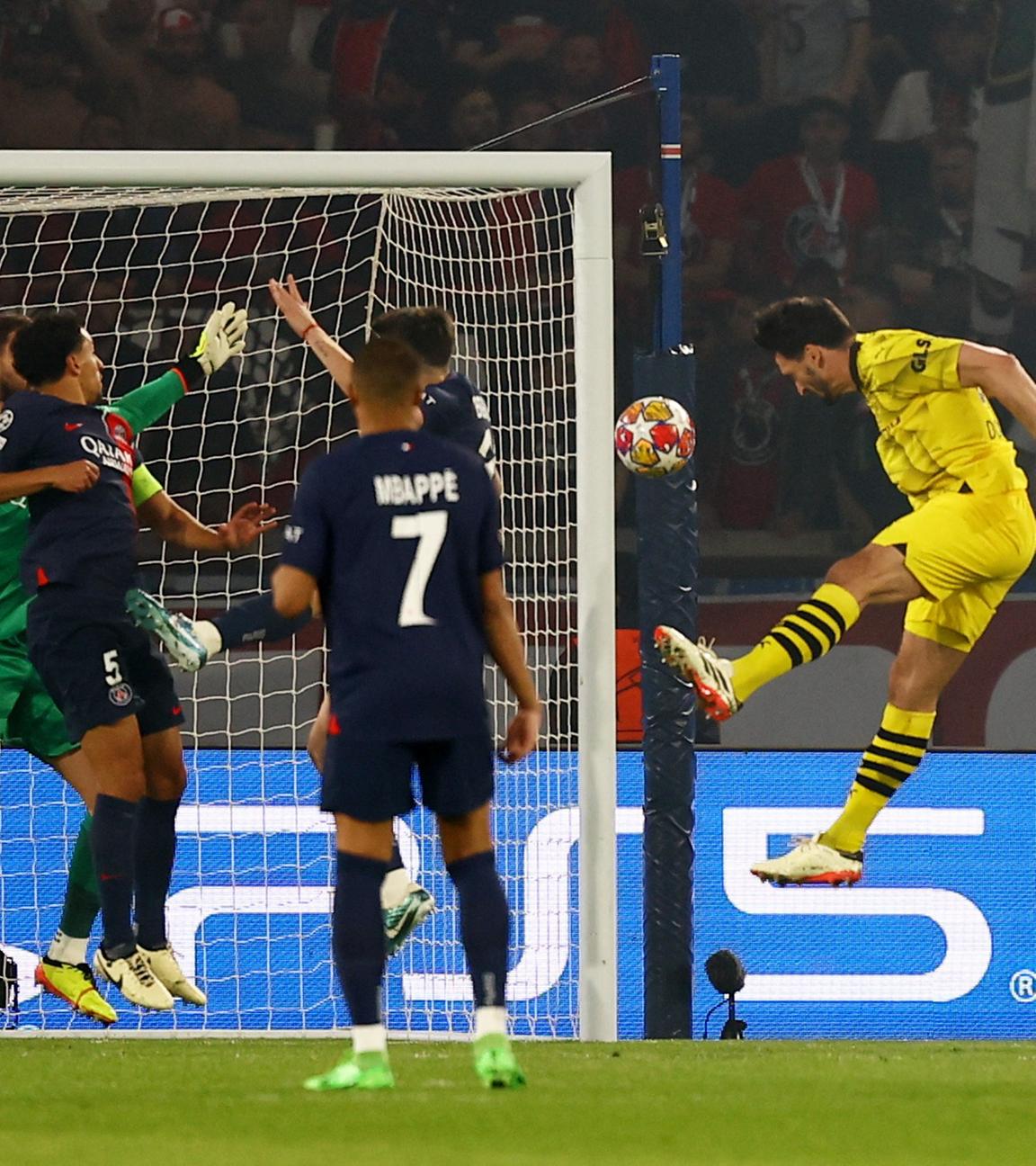 PSG - Borussia Dortmund: Mats Hummels köpft das 1:0