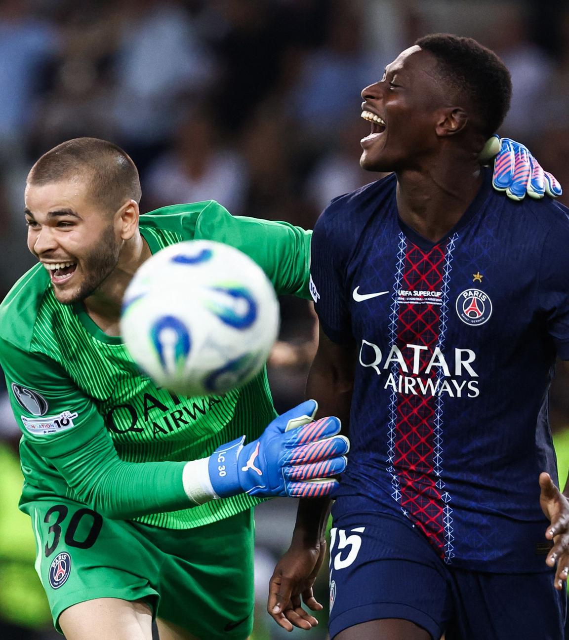 PSG-Torwart Lucas Chevalier jubelt mit Nuno Mendes