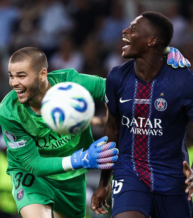 PSG-Torwart Lucas Chevalier jubelt mit Nuno Mendes