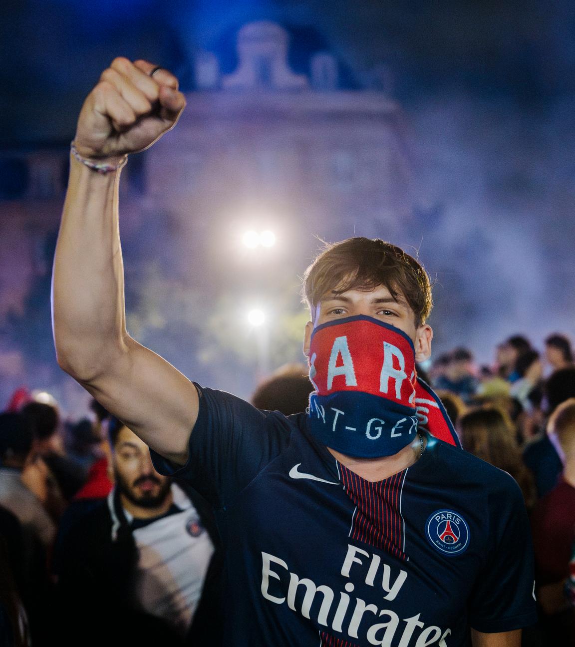 PSG Fan ballt Hand zur Faust, ist vermummt.