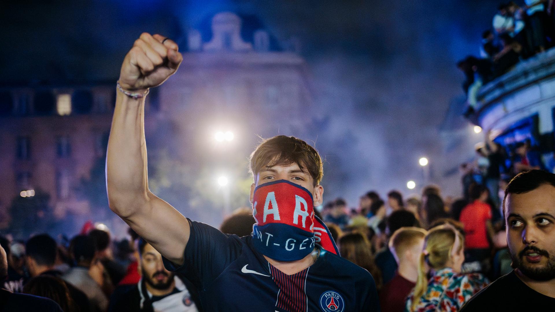 PSG Fan ballt Hand zur Faust, ist vermummt.