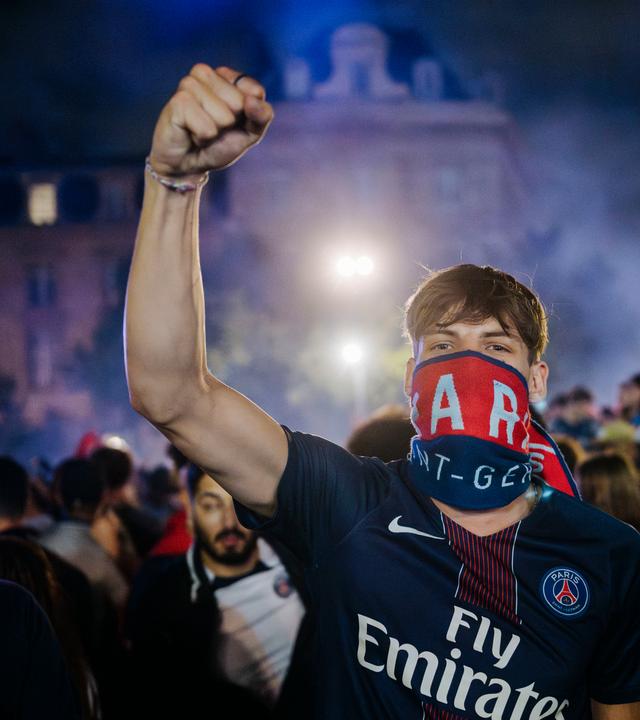 PSG Fan ballt Hand zur Faust, ist vermummt.