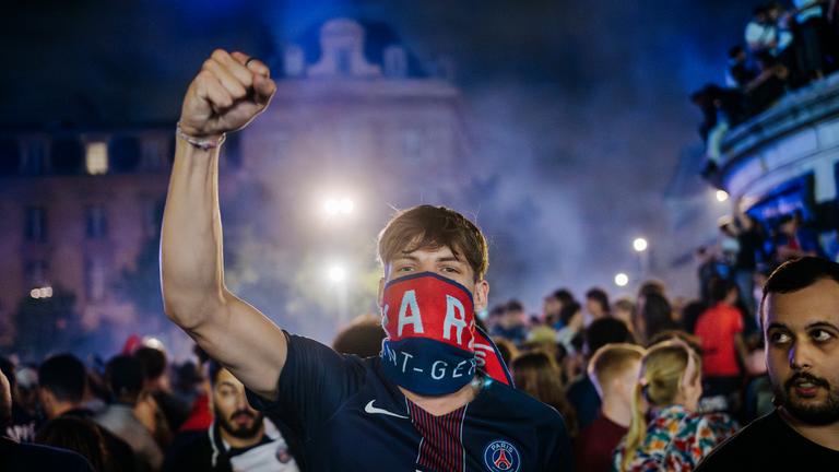 PSG Fan ballt Hand zur Faust, ist vermummt.