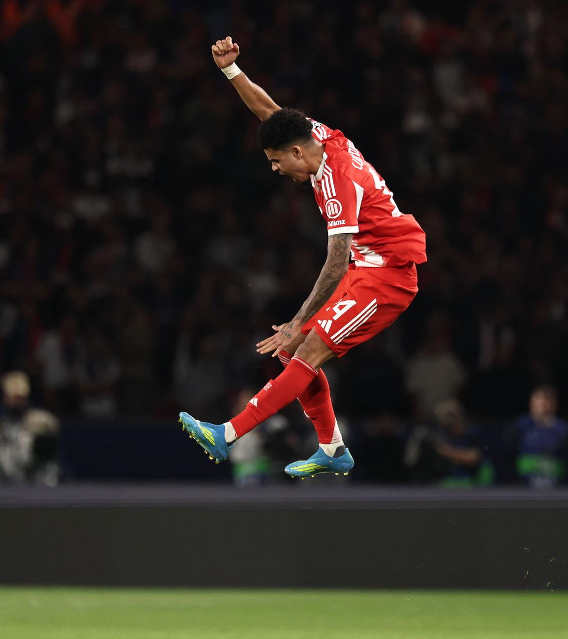 Bayern Münchens Luis Diaz  springt in die Luft und feiert sein Tor zum 4:5.