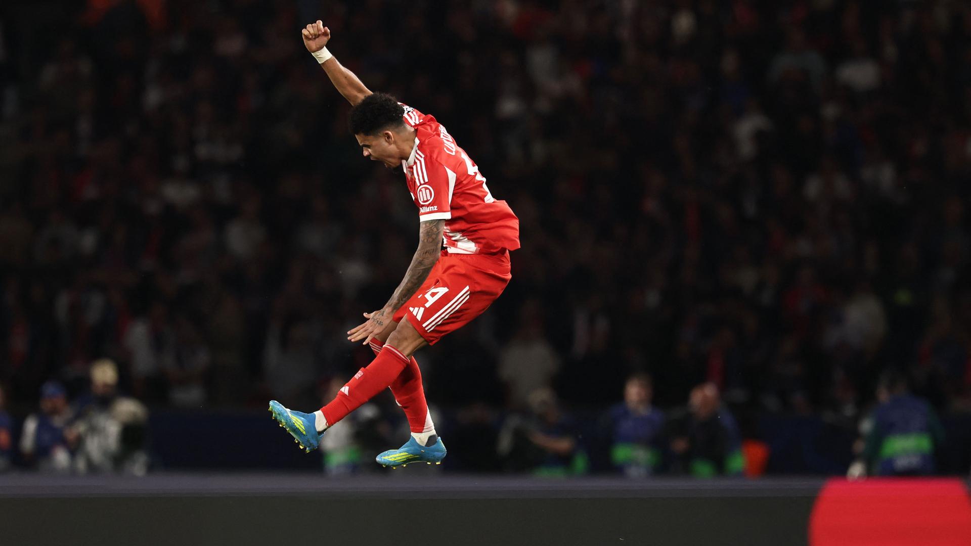 Bayern Münchens Luis Diaz  springt in die Luft und feiert sein Tor zum 4:5.