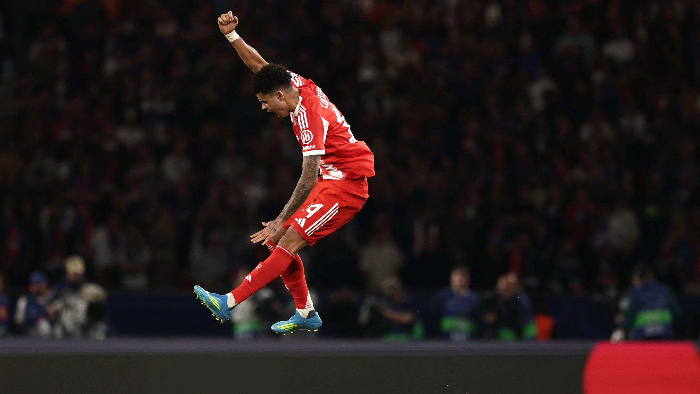 Bayern Münchens Luis Diaz  springt in die Luft und feiert sein Tor zum 4:5.