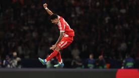 Bayern Münchens Luis Diaz  springt in die Luft und feiert sein Tor zum 4:5.