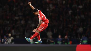 Bayern Münchens Luis Diaz  springt in die Luft und feiert sein Tor zum 4:5.