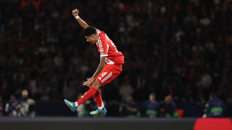 Bayern Münchens Luis Diaz  springt in die Luft und feiert sein Tor zum 4:5.