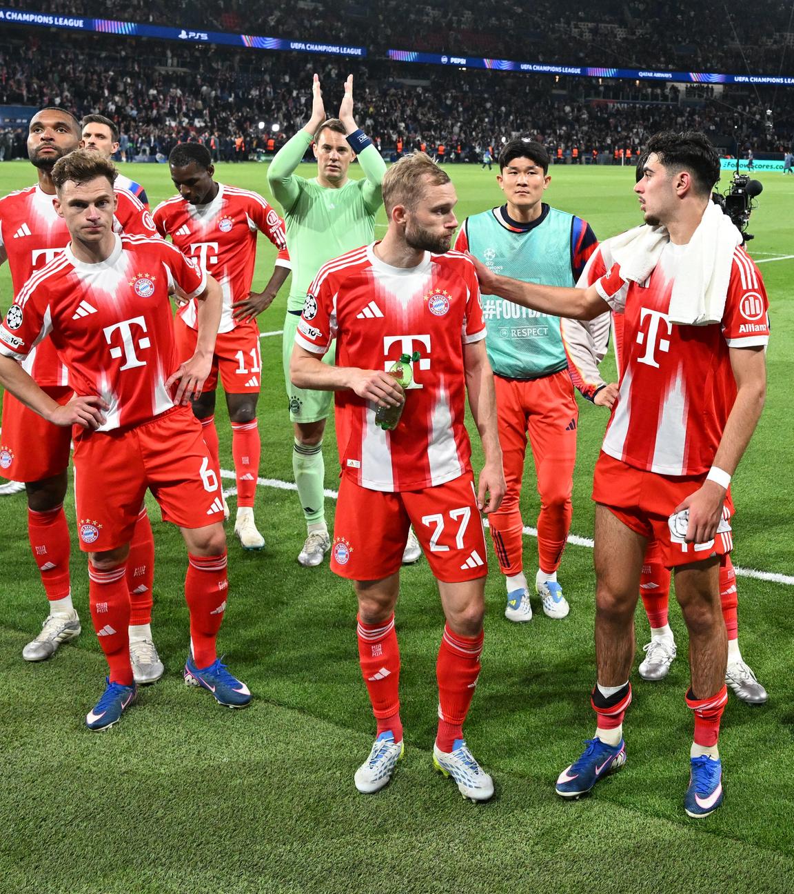 Spieler von Bayern München bedanken sich nach der Partie bei PSG für die Unterstützung der mitgereisten Fans. Manuel Neuer klatscht in die Hände