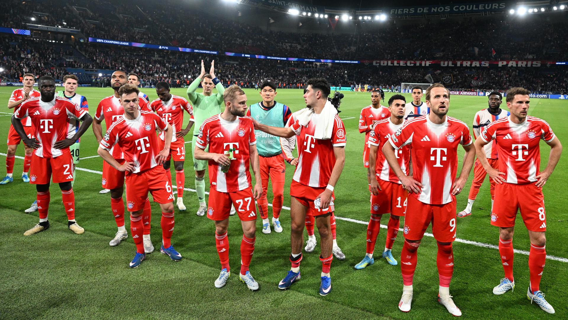 Spieler von Bayern München bedanken sich nach der Partie bei PSG für die Unterstützung der mitgereisten Fans. Manuel Neuer klatscht in die Hände