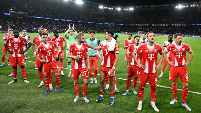 Spieler von Bayern München bedanken sich nach der Partie bei PSG für die Unterstützung der mitgereisten Fans. Manuel Neuer klatscht in die Hände