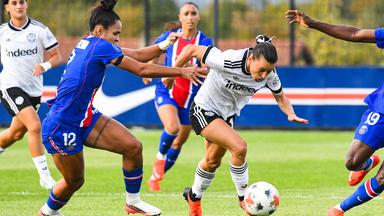 Isabela (PSG) verfolgt Hayley Raso (Eintracht Francfort) beim Dribbling