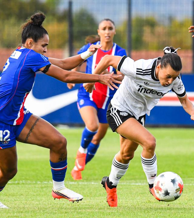 Isabela (PSG) verfolgt Hayley Raso (Eintracht Francfort) beim Dribbling