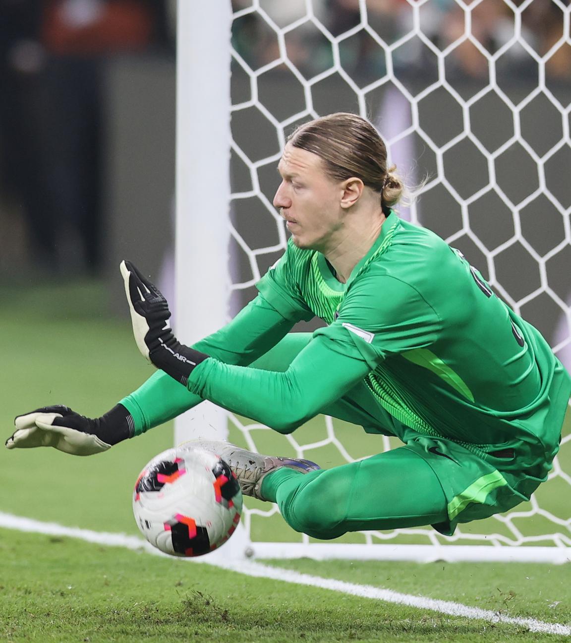 Matwei Safonow pariert einen Elfmeter