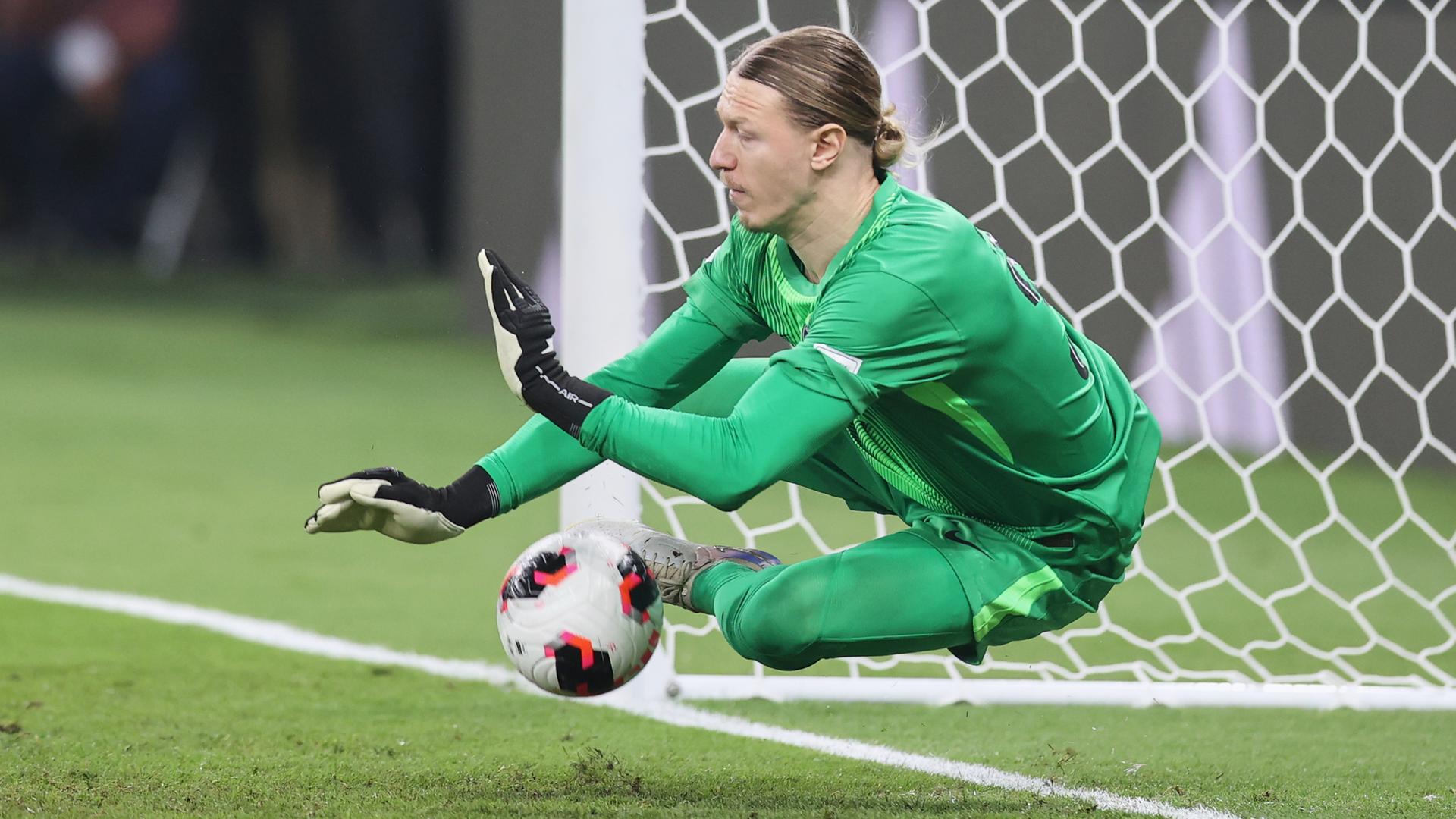 Matwei Safonow pariert einen Elfmeter