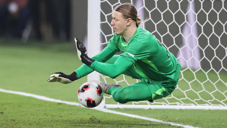 Matwei Safonow pariert einen Elfmeter