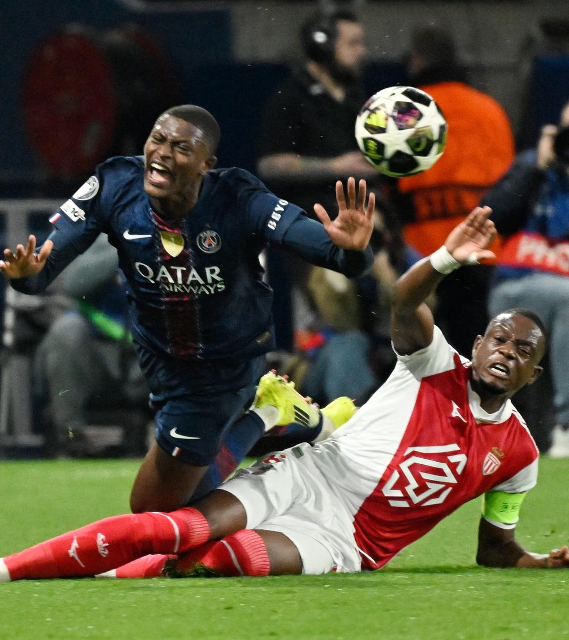 Nuno Mendes und Nuno Mendes kämpfen am 25.02.2026 in Paris um den Ball. 