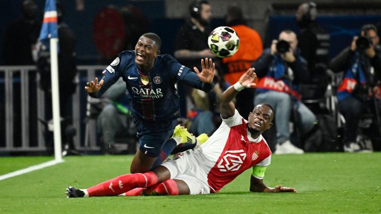 Nuno Mendes und Nuno Mendes kämpfen am 25.02.2026 in Paris um den Ball. 