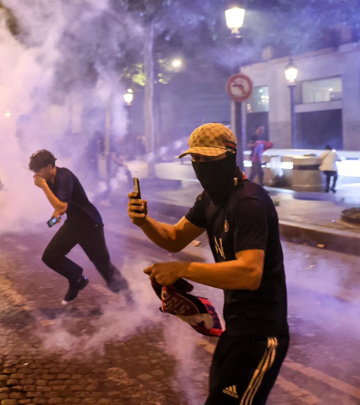 Jugendliche geraten nach dem Champions-League-Finale zwischen Paris Saint-Germain und Inter Mailand am 31. Mai 2025 am Elysee-Palast in Paris mit der Polizei aneinander. 