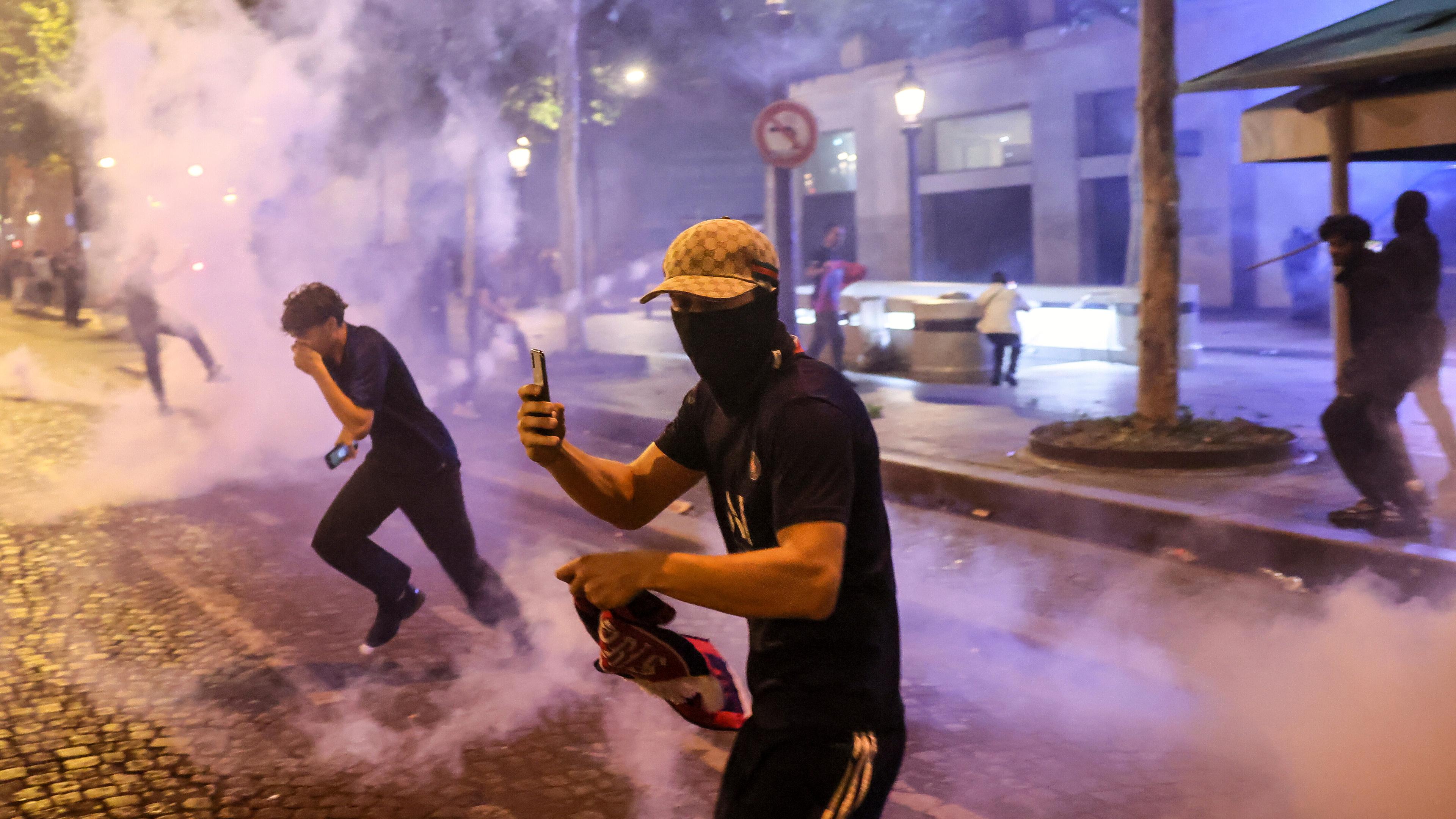 Jugendliche geraten nach dem Champions-League-Finale zwischen Paris Saint-Germain und Inter Mailand am 31. Mai 2025 am Elysee-Palast in Paris mit der Polizei aneinander. 