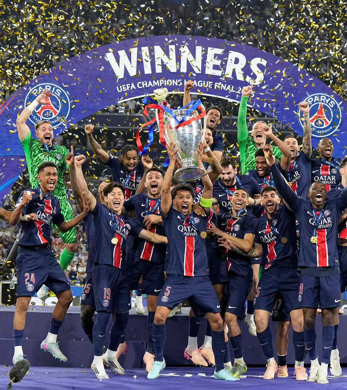 Spieler von Paris Saint Germain jubeln mit dem Pokal.