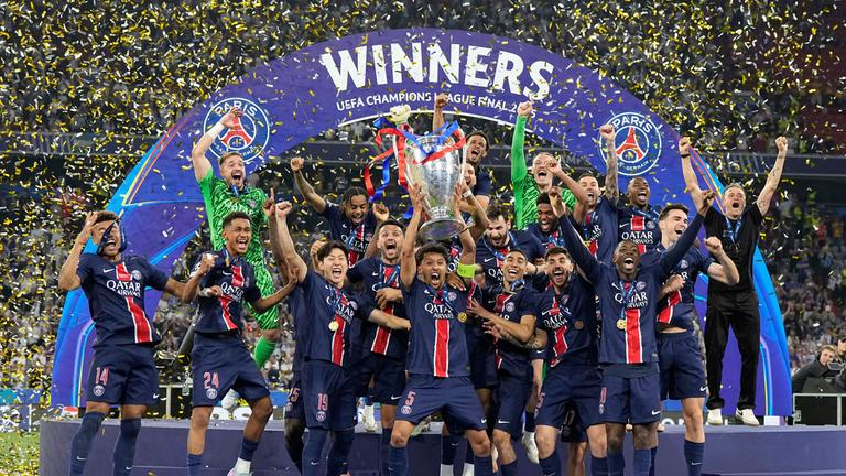 Spieler von Paris Saint Germain jubeln mit dem Pokal.