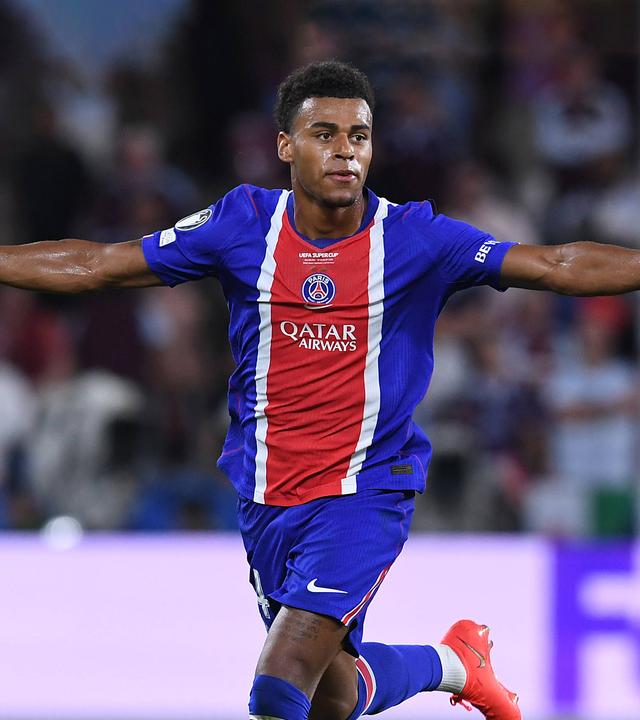 Paris Spieler Desire Doue jubelt nach seinem Tor gegen Aston Villa.