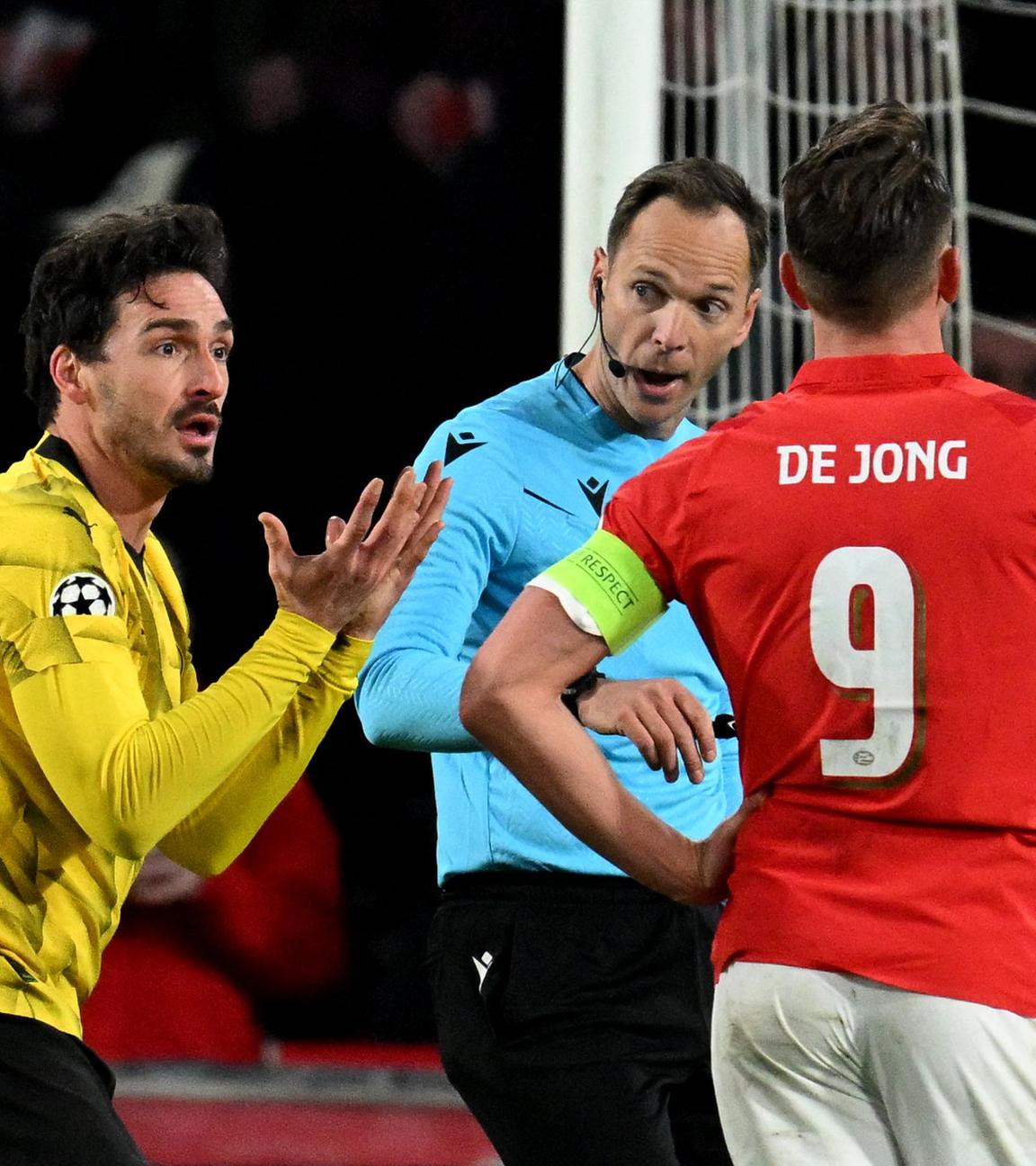 Mats Hummels (li.) beschwert sich über den Strafstoß, den Luuk de Jong sicher verwandelt.
