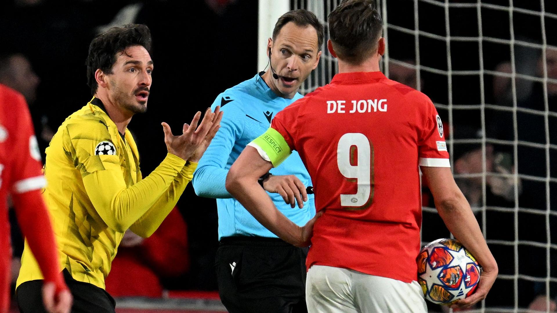 Mats Hummels (li.) beschwert sich über den Strafstoß, den Luuk de Jong sicher verwandelt.