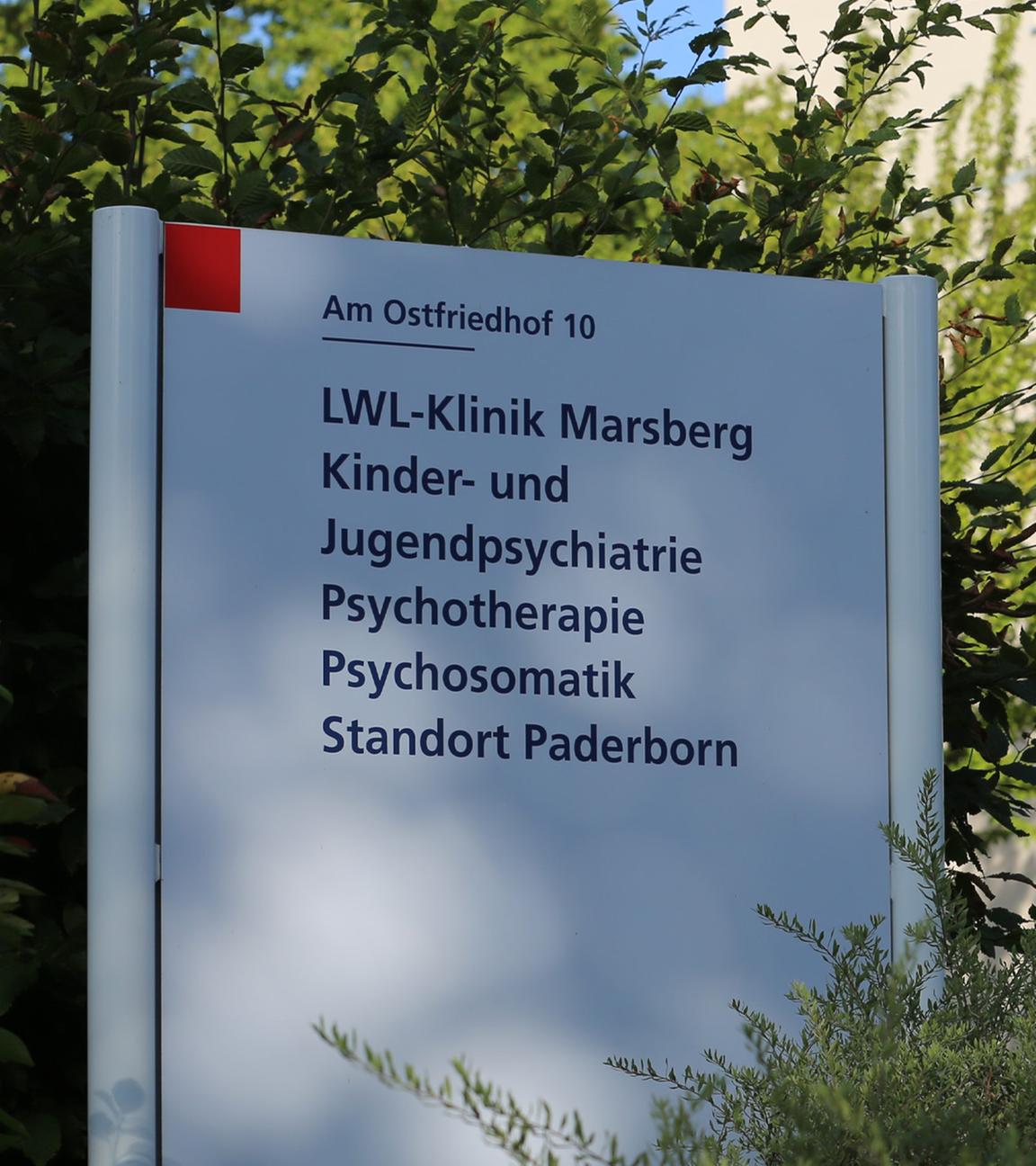 Ein Schild weist auf die kinder- und jugendpsychiatrische Klinik hin. In der Klinik soll eine 13-jährige Patientin eine Betreuerin mit einem spitzen Gegenstand angegriffen haben.
