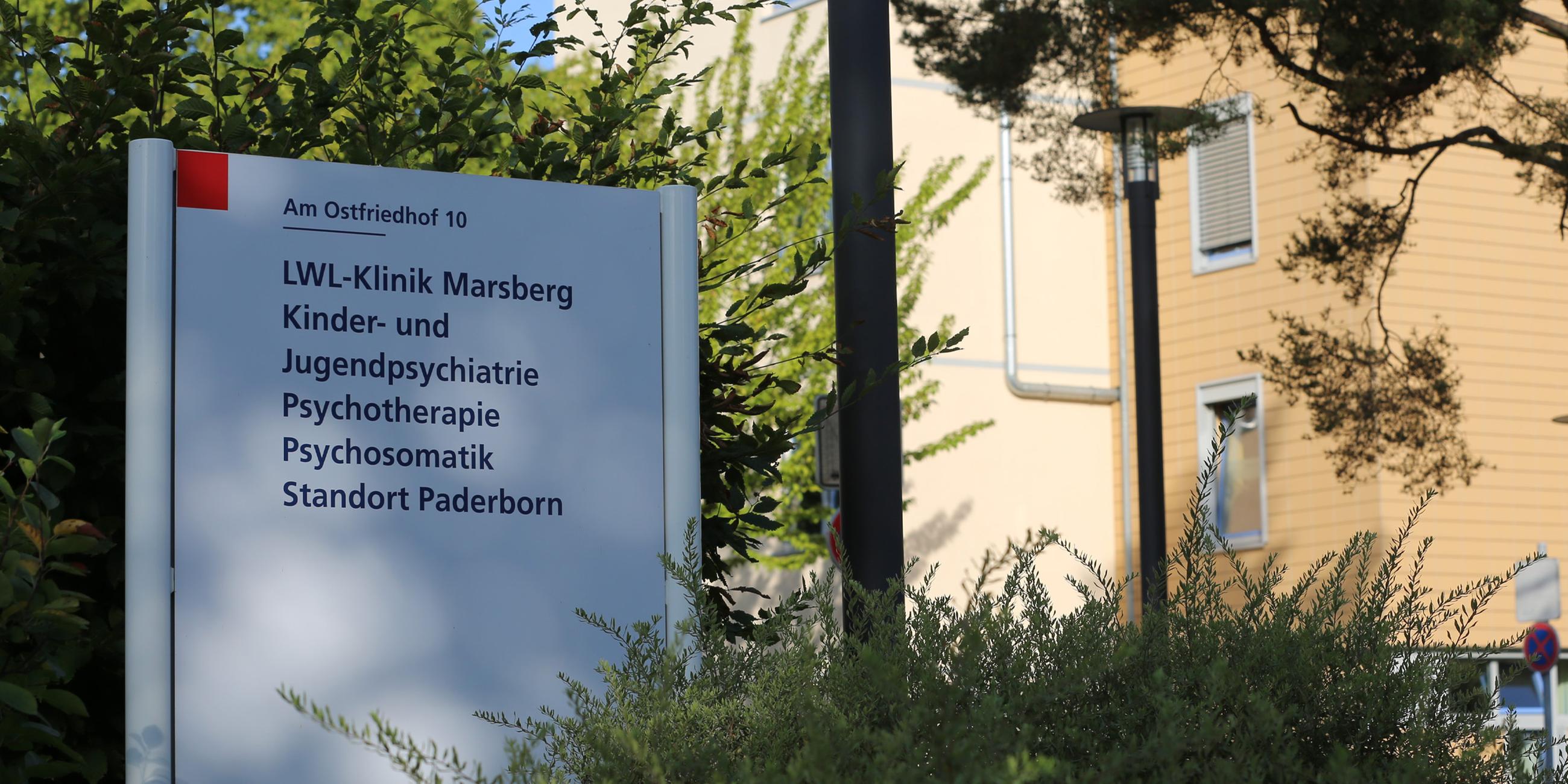 Ein Schild weist auf die kinder- und jugendpsychiatrische Klinik hin. In der Klinik soll eine 13-jährige Patientin eine Betreuerin mit einem spitzen Gegenstand angegriffen haben.