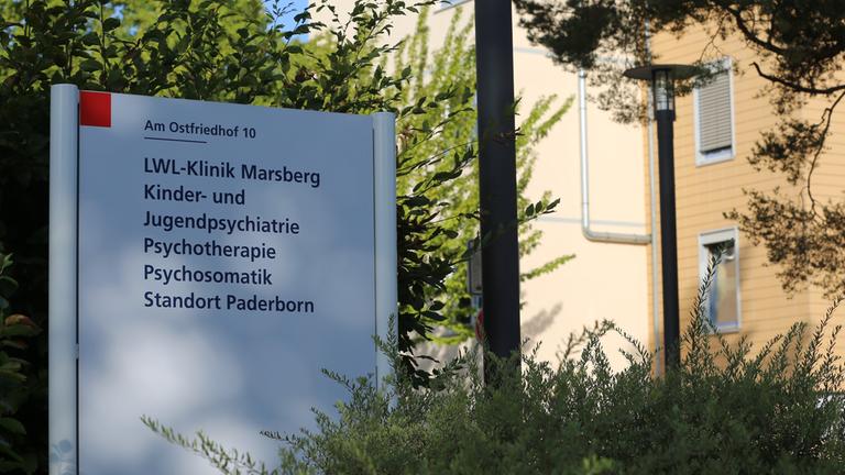 Ein Schild weist auf die kinder- und jugendpsychiatrische Klinik hin. In der Klinik soll eine 13-jährige Patientin eine Betreuerin mit einem spitzen Gegenstand angegriffen haben.